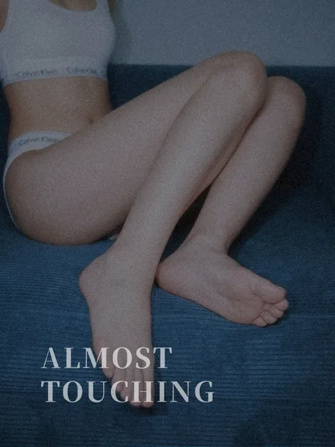 ALMOST TOUCHINGの表紙